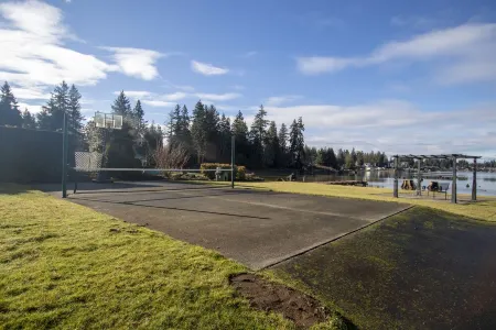 Sunset Lake Retreat@ Lake Tapps-Lakefront, Spacious, Sports Court, Kayaks