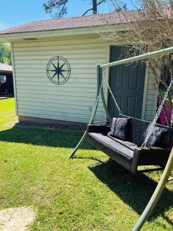 Cozy, comfortable Lakehouse getaway - Sleeps 10! WiFi, Private Dock