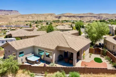 Upscale with Mtn Views, Hot Tub, 25 Mins to Zion NP