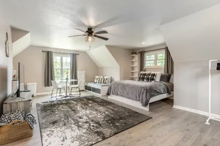 Private Studio above Garage Only 1 Mile to Downtown Hendersonville