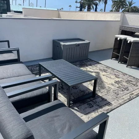 Oceanside beach retreat 3 min walk to beach Rooftop views