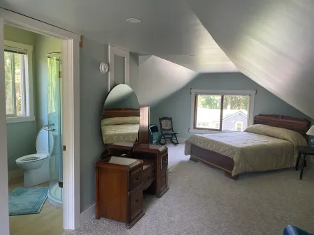 1932 Charming Cottage at the Lake