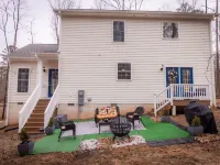 HOME AWAY FROM HOME/ 2 -story modern farmhouse at Lake Gaston  /HOT TUB AUG 1 Hotels in Sixpound