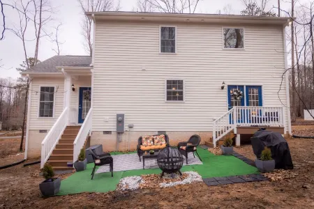 HOME AWAY FROM HOME/ 2 -story modern farmhouse at Lake Gaston  /HOT TUB AUG 1