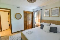 Walk to Dinner! Waterfront, Updated, Prime Location - Back Home Oconee