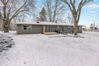 Lake and marina 5 minutes away Large family friendly Cozy home with country feel Hotel a Plain Township