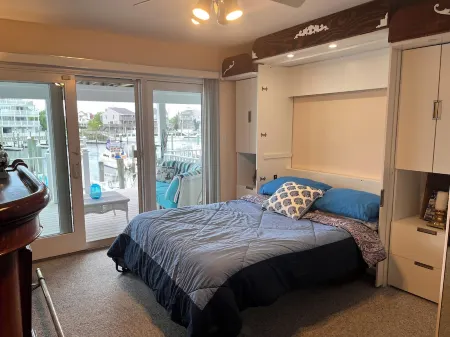 Mermaids  Cove Waterfront Townhome Spectacular Views, Views, Views! Отели рядом с достопримечательностью «Cape May Lighthouse»