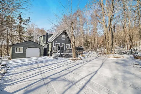 Charming /Lake/Kayak/Firepit/Hot Tub/Pets