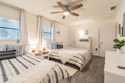 White sand & cool waves steps from your door! Hotels in der Nähe von Town Square Nature Park