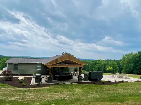 Modern cabin with hot tub, 60 acres with elk views, at the top of Winslow Hill