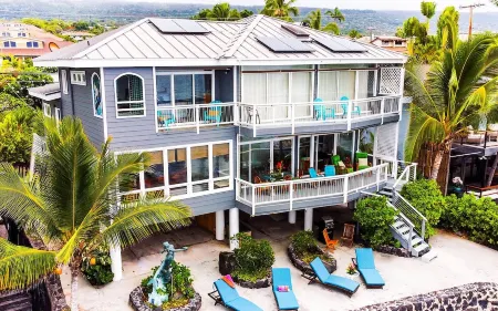 Private Oceanfront Home, Sleeps 10, Fire Pit, Minutes to Kailua, Backyard Beach