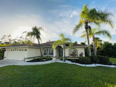 Beautiful Vacation Home - Heated pool