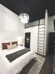 NEW!  The Flats - Industrial/modern loft within walking distance to downtown! 히코리 공원 주변 호텔