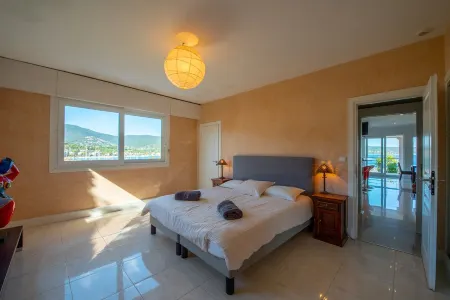 100m from the port: 12-person villa, breathtaking sea view, infinity pool