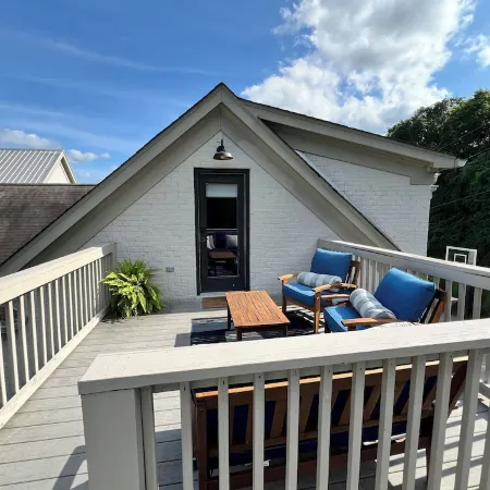 The best of Franklin! Beautiful listing on private acreage & minutes to downtown