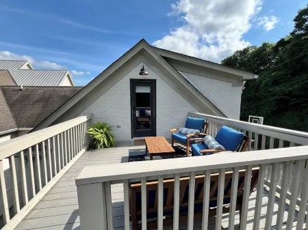 The best of Franklin! Beautiful listing on private acreage & minutes to downtown