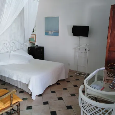 Small 30m2 house for 2 people on private property with swimming pool