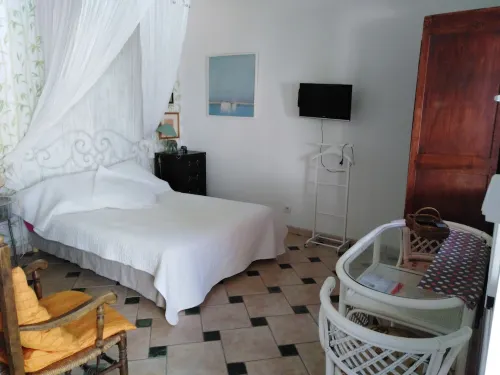 Small 30m2 house for 2 people on private property with swimming pool