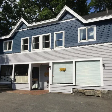 Modern Condo in Historic Marblehead, Walk everywhere, Parking, A/C, Deck & Grill