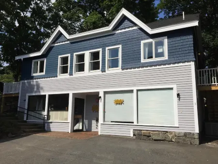 Modern Condo in Historic Marblehead, Walk everywhere, Parking, A/C, Deck & Grill Отели в г. Марблхед