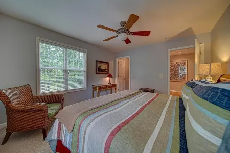 Creekside, pet friendly, wrap-around porch, minutes to downtown Hayesville!