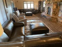 7 Bedroom Country Lodge Close to Town - Rooster Roost Ranch Lodge فنادق في Davison County