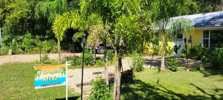 Cozy Beach Cottage 2 blocks to beach near entertainment food & Fun, screen porch