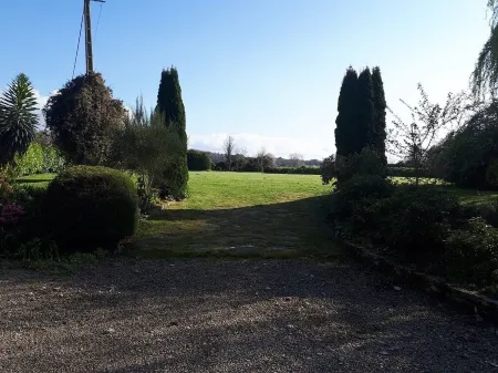 Charming house in Locquirec Отели в г. Локирк