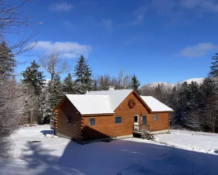 Cozy Vermont Log Cabin Chalet Only Minutes from Jay Peak 蒙哥馬利酒店