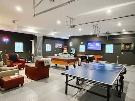 Eagle's Nest Guest House III - Less than 2 miles from SV - 16 beds!