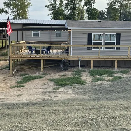 Great location. covered patio/5 minutes away from restaurants stores boat launch