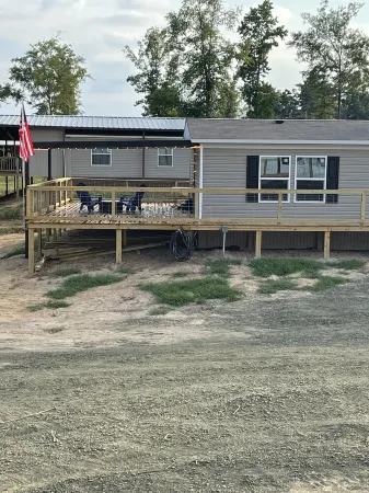 Great location. covered patio/5 minutes away from restaurants stores boat launch Отели в г. Сабин Пэриш