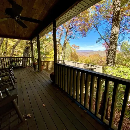 Luxurious Cabin with Stunning Mountain Views and Outdoor Fireplace in Sky Valley