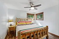 Premier Location-The Cozy West Glacier Cabin