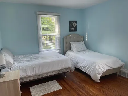 Minutes from Niagara Falls in a Historic Village Отели в г. Льюистон