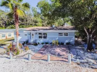 Spacious Renovated 3 bed/2 bath House In Ozona/Palm Harbor. INCLUDES KAYAKS. Hotels near Pop Stansell Park