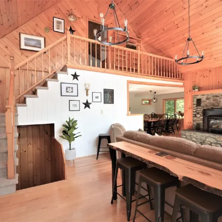 Edelweiss! A Luxurious 5 Bed Ski Chalet 5 Mins to Jay Peak, Vermont