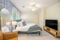 3bd/Centrally located/stylish/North Hills/PNC arena/Crabtree Valley Mall