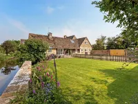 6 Bed, 4 Bath House in the Cotswolds with Wood Fired Hot Tub. Sleeps 11-14 Hotels in Lechlade