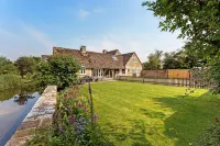 6 Bed, 4 Bath House in the Cotswolds with Wood Fired Hot Tub. Sleeps 11-14