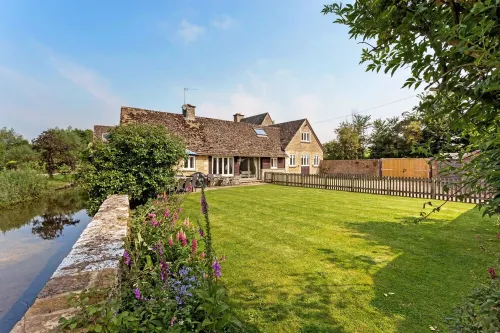 6 Bed, 4 Bath, Cottage in the Cotswolds with Wood Fired Hot Tub. Sleeps 11-14