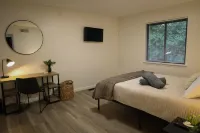 5BR Serene Retreat Near CLE - Dogs Welcome Airport Hotels near Walgreens