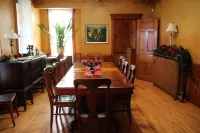 Historic Home With Modern Amenities - Great for Families with room for up to 18!