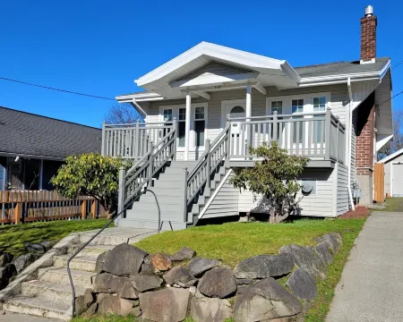 Comfortable 2-bedroom, 2 decks, walking neighborhood, & minutes to downtown. Отели рядом с достопримечательностью «Библиотека Сиэтл Метафисикал»