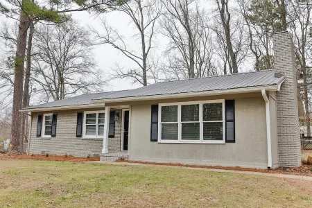 Cozy and Quiet 4Br/2Ba rancher with 1 King suite and 1 mile to JSU!!