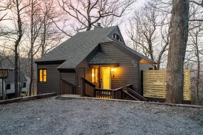 Modern Luxe Treetop Retreat-Hot Tub, Gas Fire Pit, Steps to Ski! Guest Favorite!