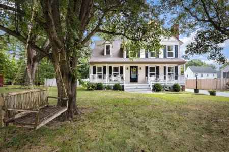 Spacious 5-bedroom house with AC and WiFi in delightful Mechanicsville