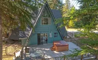 Pet Friendly, 10 Guests, Walking Distance to Payette Lake/Downtown, Hot Tub!