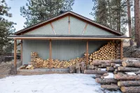 Rustic-Luxury Cabin with Fireplace, Deck Views & Wildlife Watching