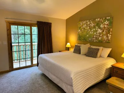 Charming woodland villa located in a secured resort across from Starved Rock